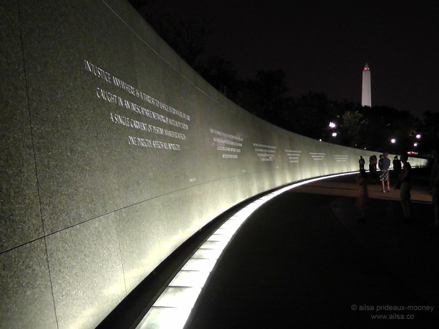 martin luther king memorial washington dc illuminated white