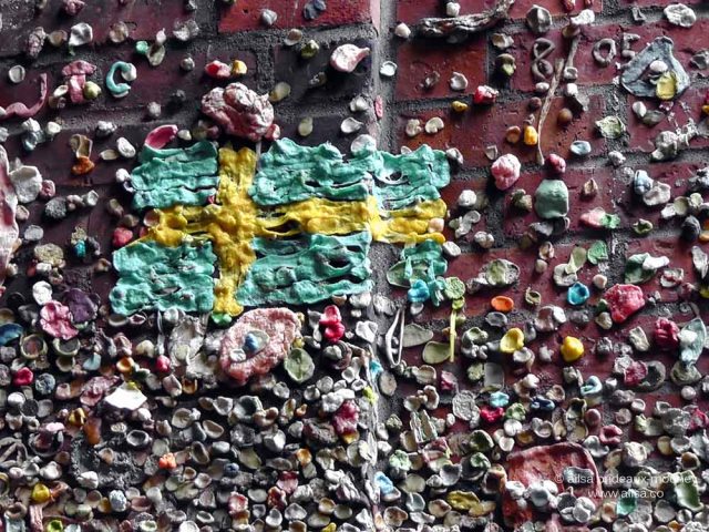 seattle pike place market lower post alley market theatre gum wall