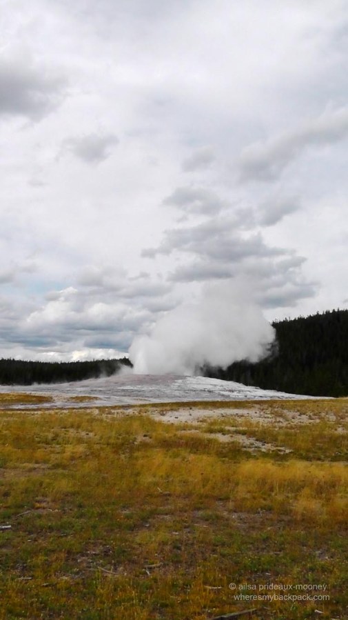 old faithful, geyser, yellowstone, travel photography, travel, travelogue, travel blog, ailsa prideaux-mooney