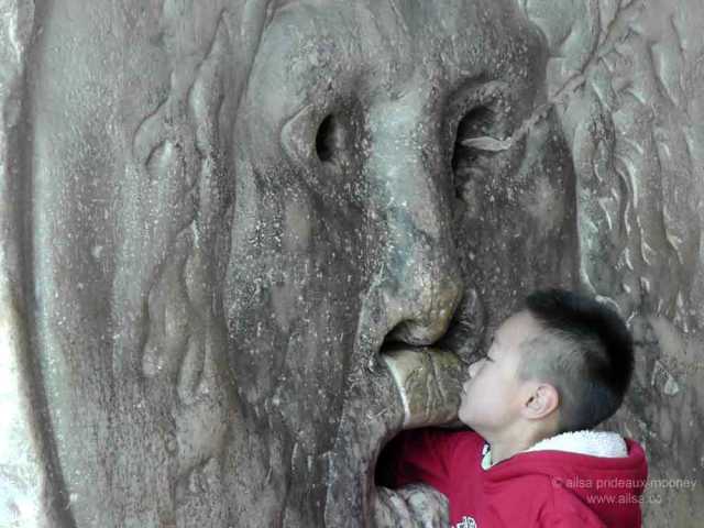 chiesa santa maria in cosmedin, la bocca della verita, mouth of truth, roman holiday, italy, rome, travel, travelogue, photography, ailsa prideaux-mooney