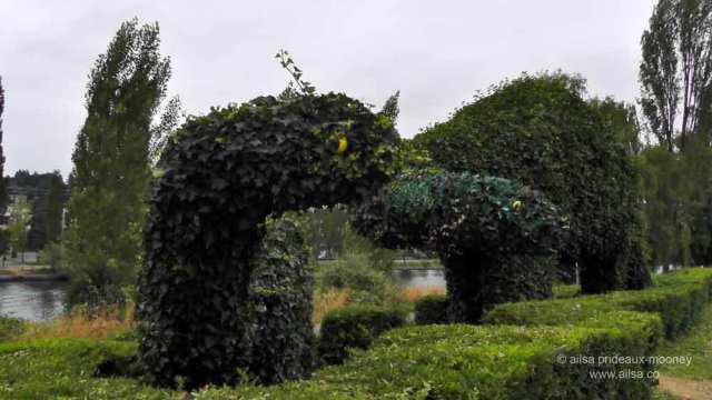 fremont dinosaurs, topiary dinosaurs, seattle, travel, travelogue, tourism, ailsa prideaux-mooney