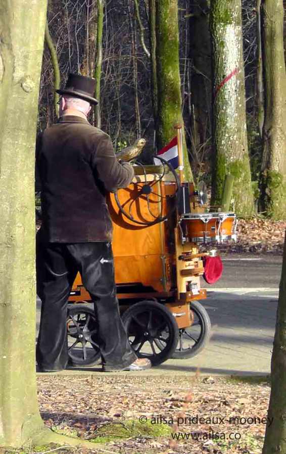 vaalserberg, neutral moresnet, Drielandenpunt, Dreiländereck, Viergrenzenweg, Vaals, Aachen, Belgium, Netherlands, Germany, Ailsa Prideaux-Mooney, travel, travelogue, hurdy gurdy man